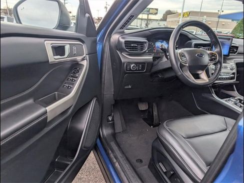 Used 2022 Ford Explorer XLT w/ Equipment Group 202A image 6