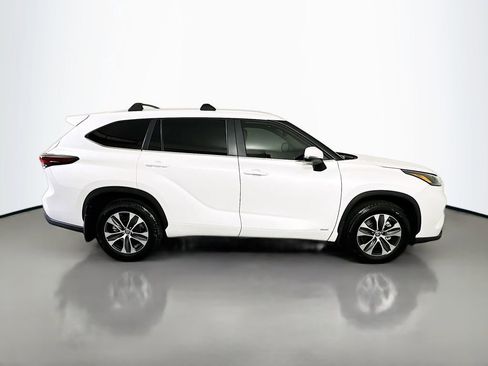 Used 2026 Toyota Highlander XLE image 4