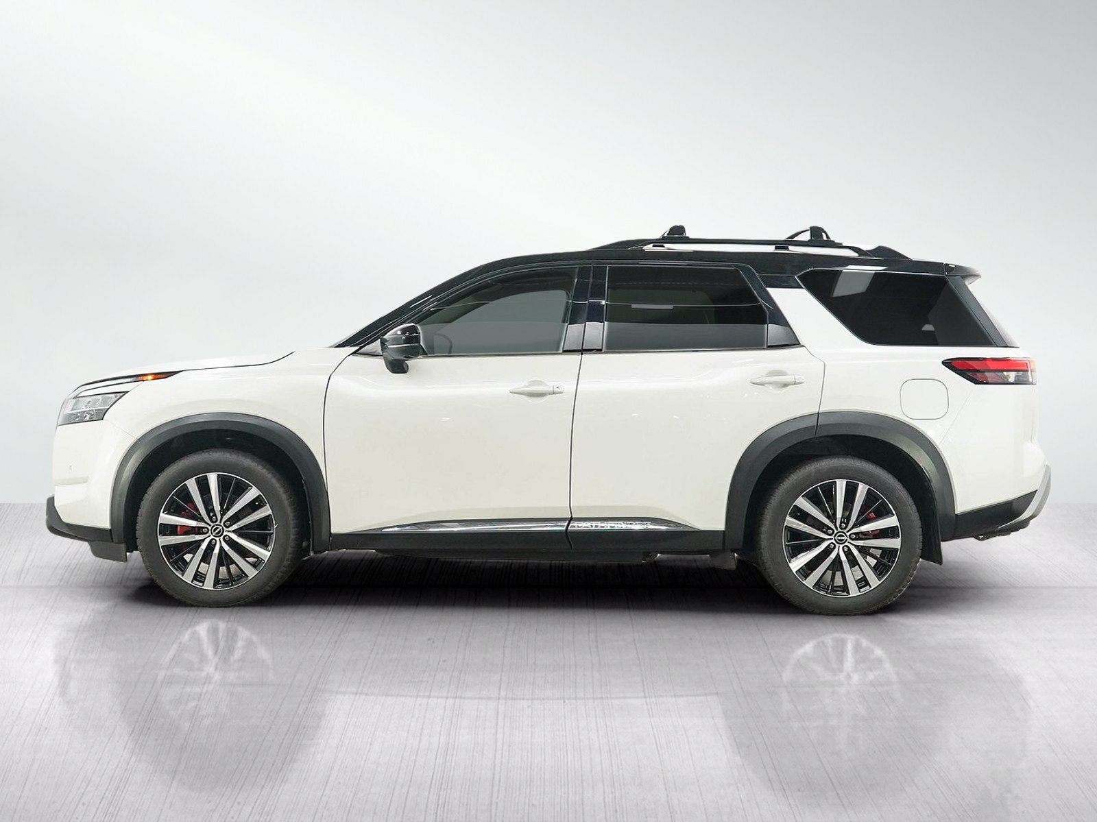 Used 2024 Nissan Pathfinder Platinum AWD/4WD image 2