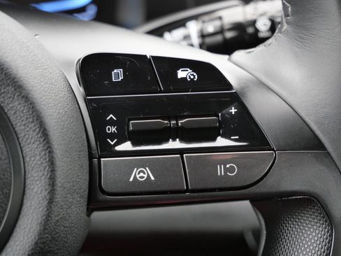 Certified 2025 Hyundai Elantra Sport image 32