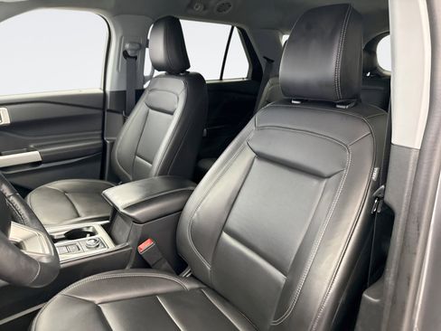 Used 2023 Ford Explorer XLT w/ Equipment Group 202A image 9