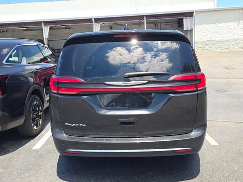 Used 2023 Chrysler Pacifica Touring-L FWD image 5