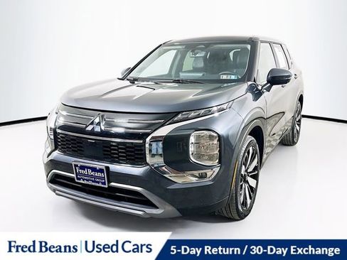 Used 2025 Mitsubishi Outlander SE image 3