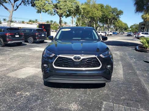 Used 2023 Toyota Highlander LE image 2