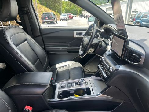 Used 2020 Ford Explorer XLT w/ Equipment Group 202A AWD/4WD image 60