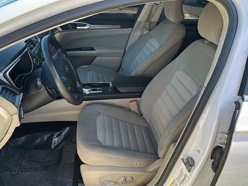 Used 2017 Ford Fusion SE w/ Fusion SE Technology Package image 14