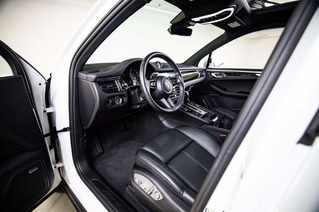 Certified 2026 Porsche Macan AWD/4WD image 4