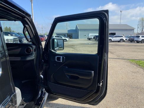 Used 2025 Jeep Wrangler Unlimited Rubicon w/ Convenience Group AWD/4WD image 33