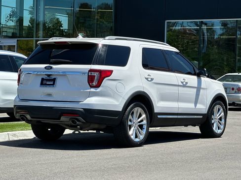 Used 2018 Ford Explorer XLT w/ Equipment Group 202A FWD image 3