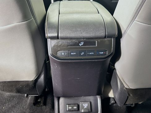Used 2022 Toyota Highlander Bronze Edition FWD image 26
