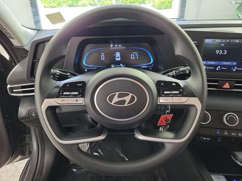 Used 2025 Hyundai Elantra SE FWD image 26