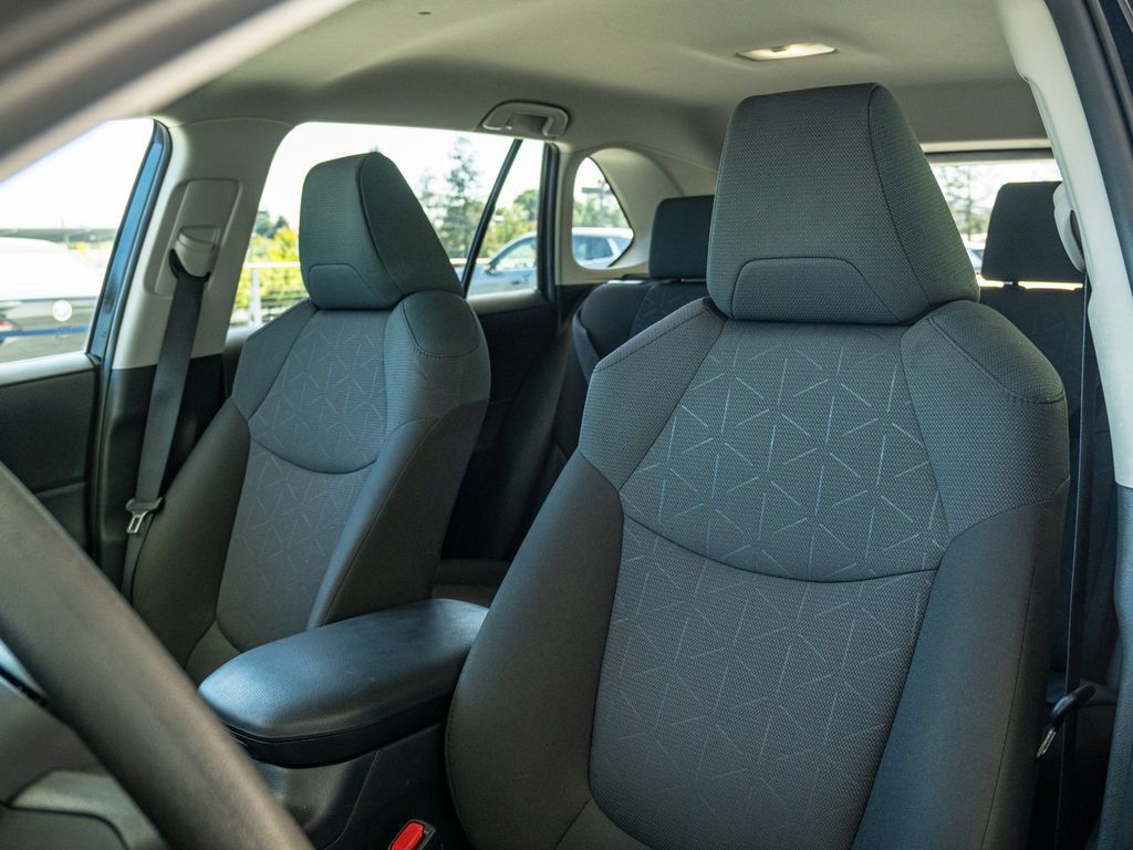 Used 2025 Toyota RAV4 XLE FWD image 5