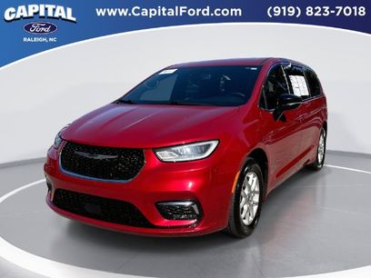 Used 2025 Chrysler Pacifica Select