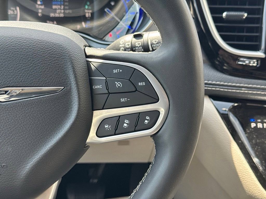 Used 2024 Chrysler Pacifica Limited FWD image 29