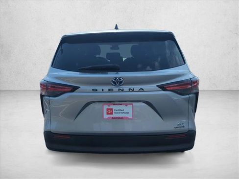 Used 2022 Toyota Sienna XLE FWD image 7