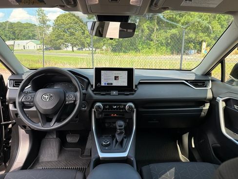 Used 2025 Toyota RAV4 XLE AWD/4WD image 8