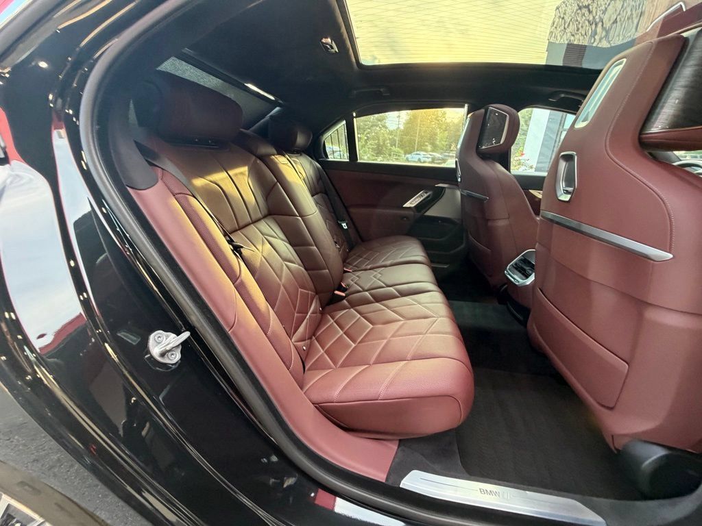 Used 2023 BMW i7 xDrive60 AWD/4WD image 34