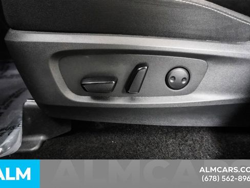 Used 2025 Nissan Pathfinder SV image 30