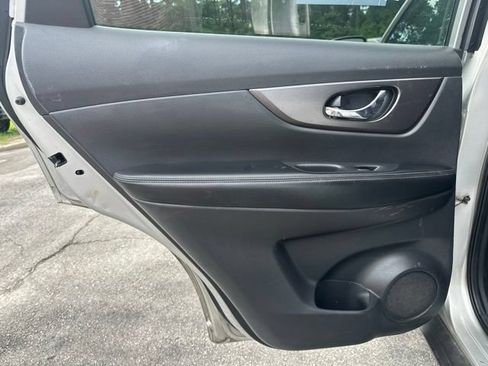 Used 2016 Nissan Rogue SV FWD image 6