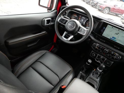 Used 2025 Jeep Wrangler Unlimited Sahara w/ Safety Group AWD/4WD image 9