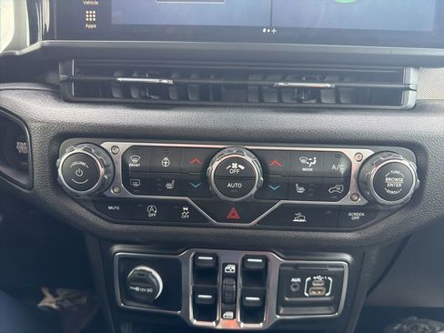 Used 2024 Jeep Wrangler Sport S image 29