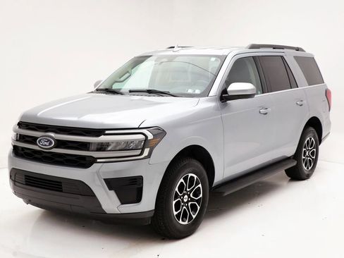 Used 2024 Ford Expedition XLT image 2