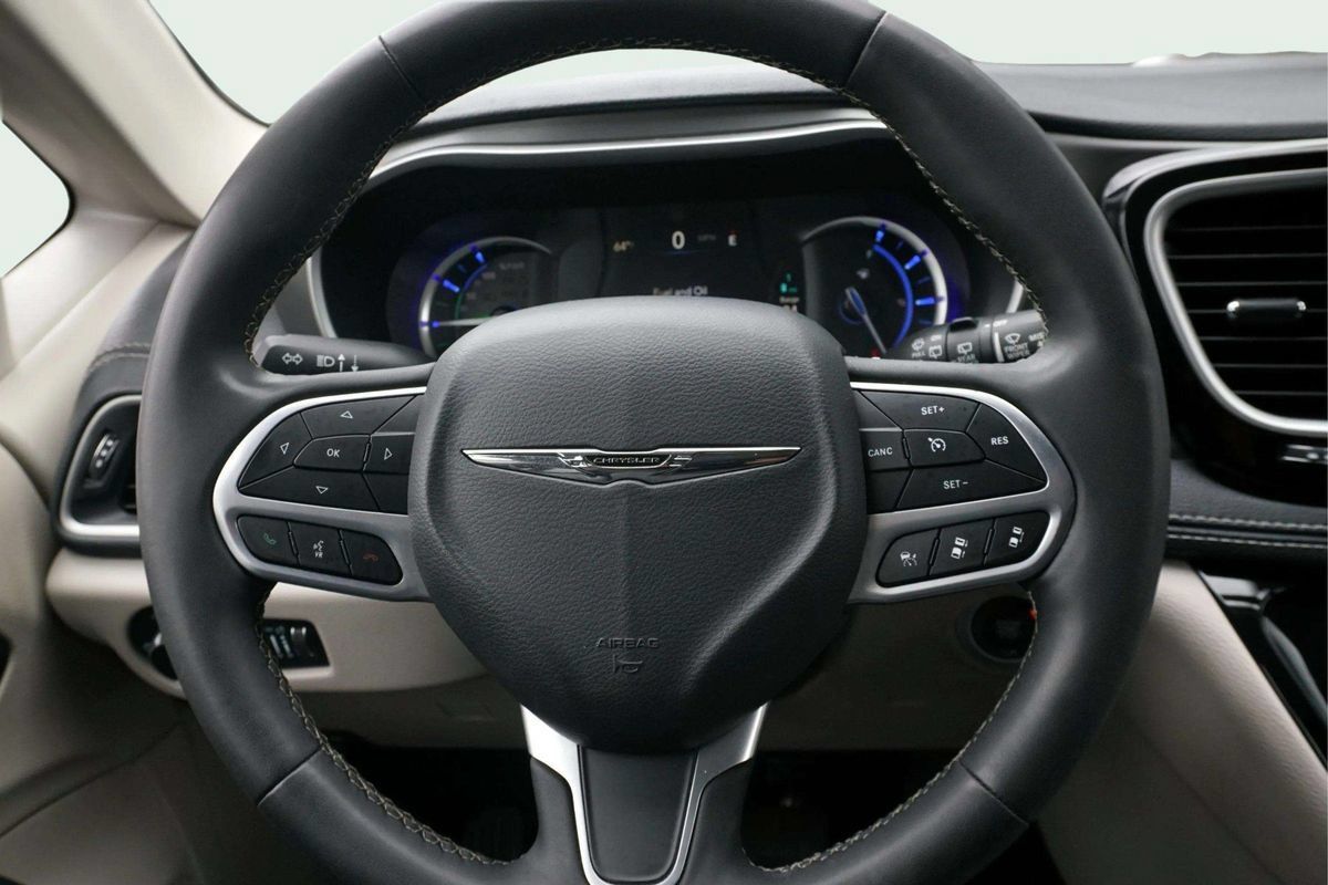 Used 2023 Chrysler Pacifica Touring-L FWD image 28