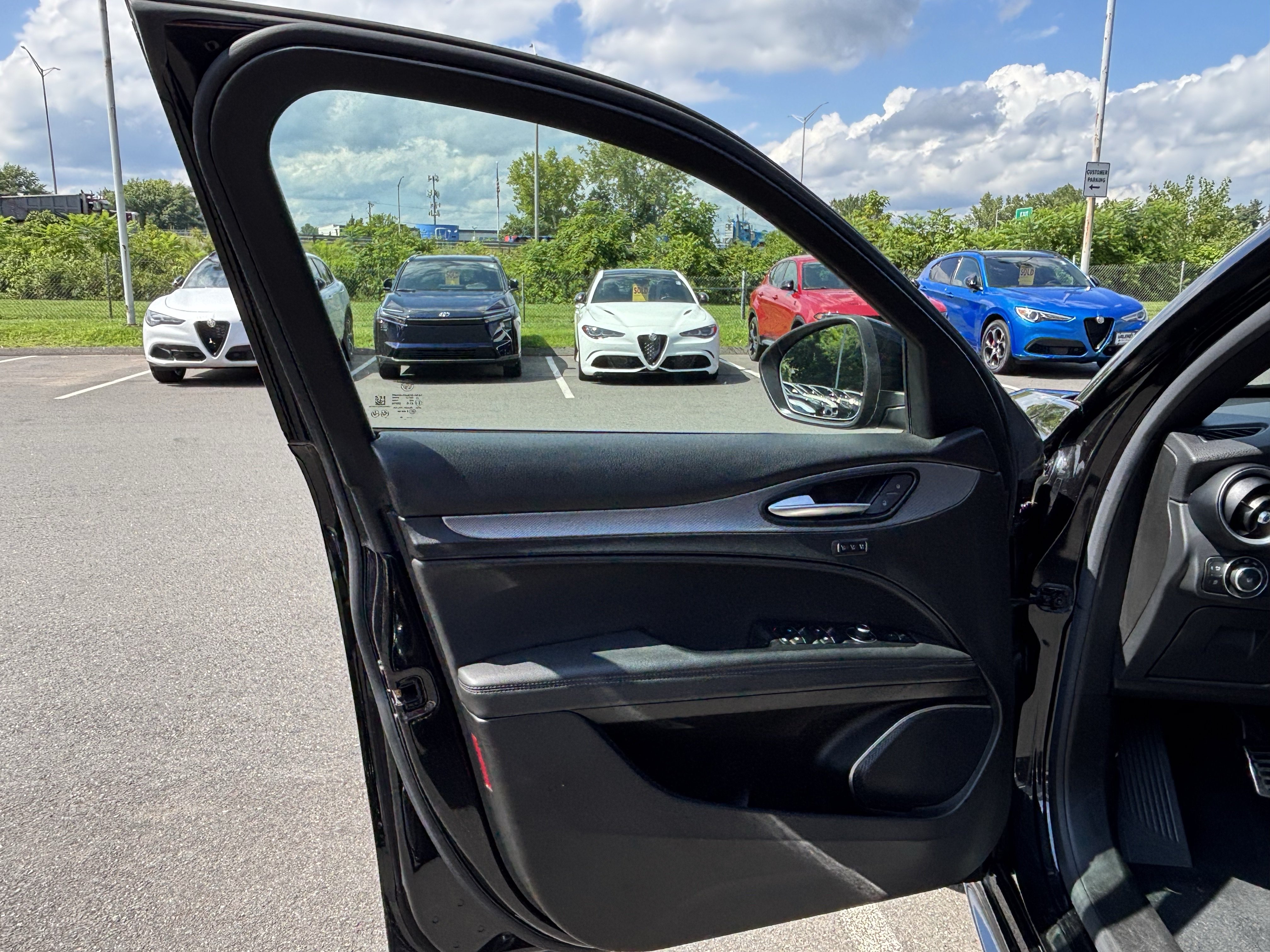Used 2023 Alfa Romeo Stelvio Veloce AWD/4WD image 28