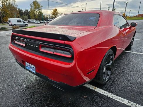 Used 2015 Dodge Challenger SXT image 3