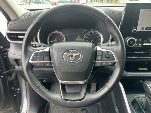 Used 2023 Toyota Highlander XLE FWD image 16