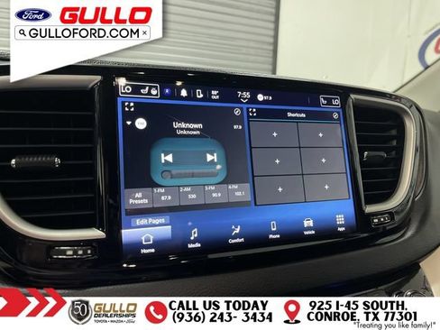 Used 2023 Chrysler Pacifica Touring-L FWD image 25