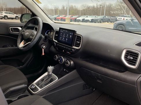 Used 2023 Hyundai Venue SEL image 31