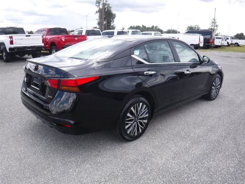 Used 2025 Nissan Altima 2.5 SV AWD/4WD image 2