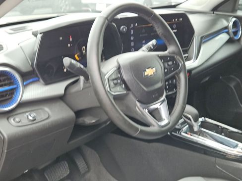 Used 2025 Chevrolet Trax LT w/ LT Convenience Package FWD image 13