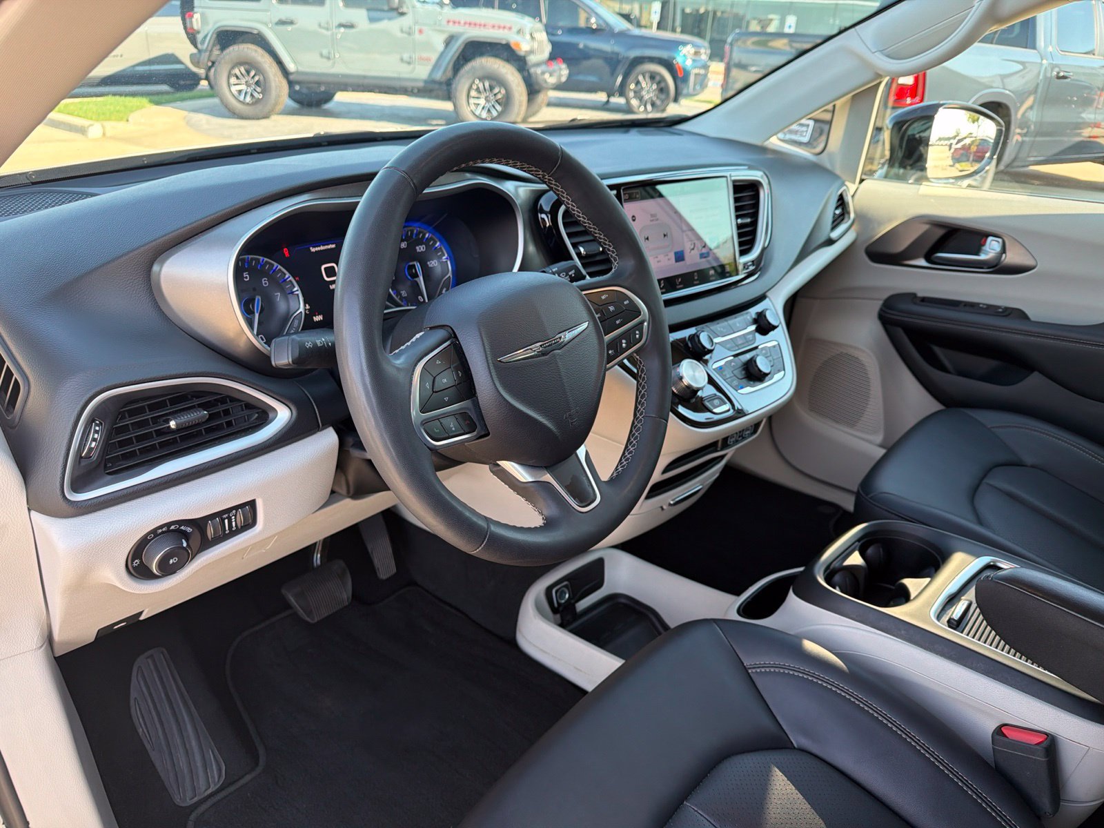 Used 2024 Chrysler Pacifica Touring-L FWD image 10