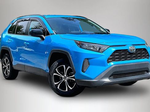 Used 2021 Toyota RAV4 LE FWD image 2