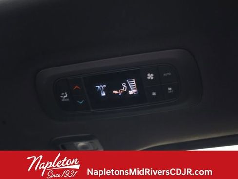 Used 2025 Chrysler Pacifica Select image 24