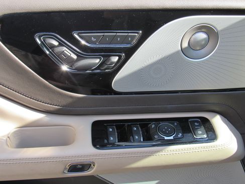 Used 2023 Lincoln Aviator Reserve w/ Equipment Group 201A image 16