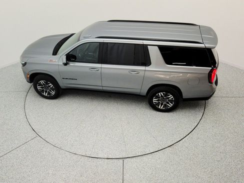 Used 2025 Chevrolet Suburban Z71 AWD/4WD image 23
