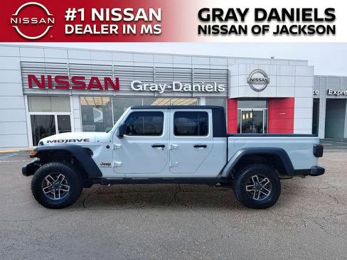Used 2024 Jeep Gladiator Mojave AWD/4WD image 4