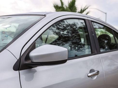 Used 2015 Nissan Versa SV FWD image 4