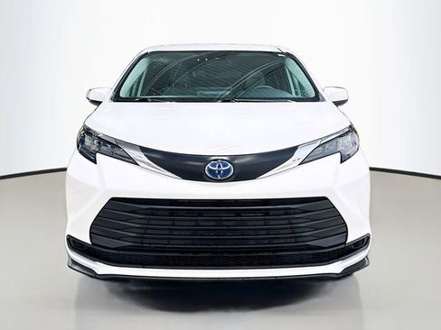 Used 2025 Toyota Sienna LE image 3