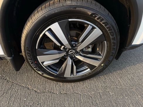 Certified 2025 Nissan Rogue SL image 9