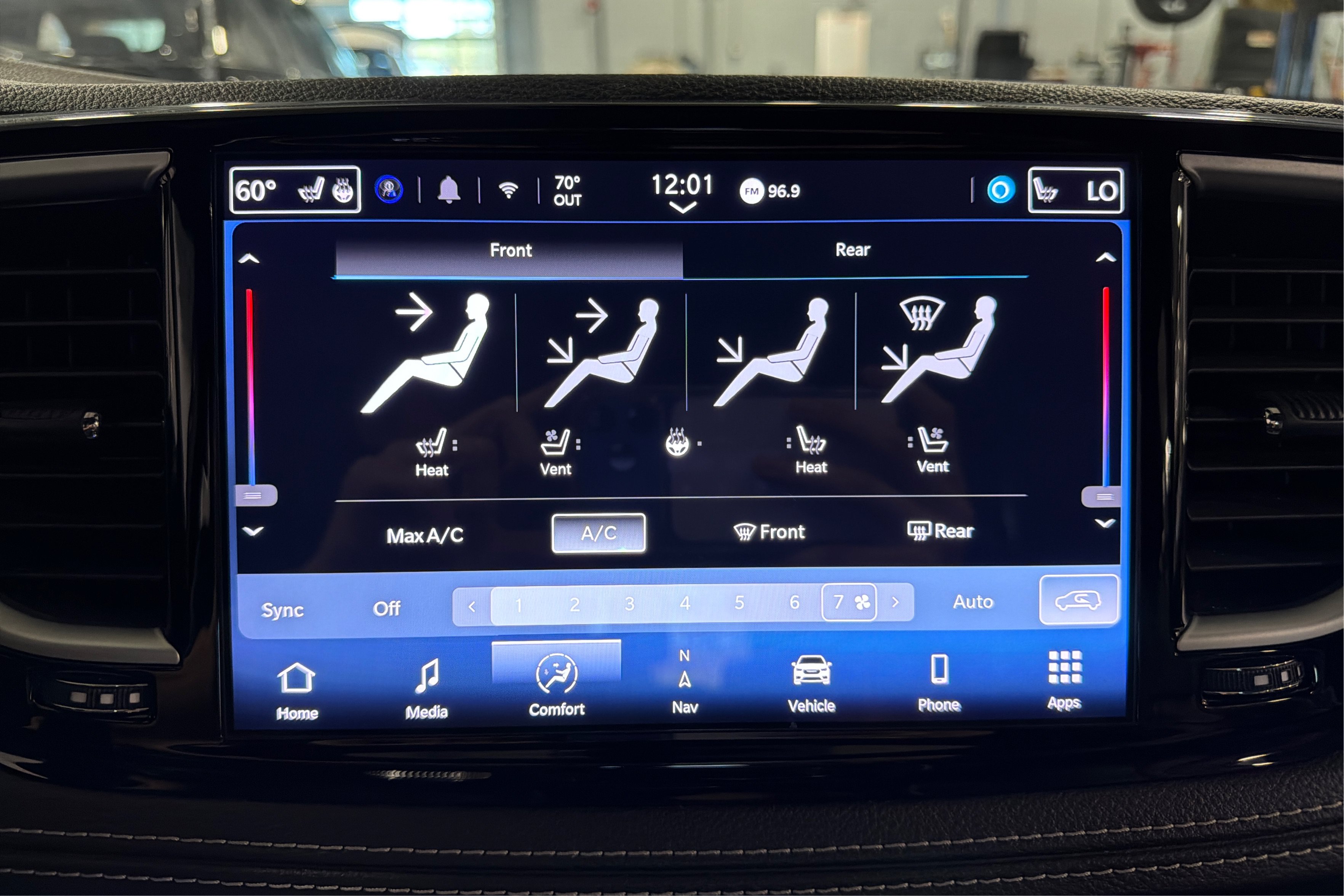Used 2025 Chrysler Pacifica Limited FWD image 32