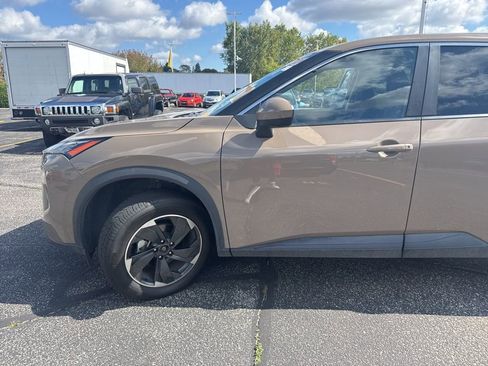 Used 2024 Nissan Rogue SV image 6