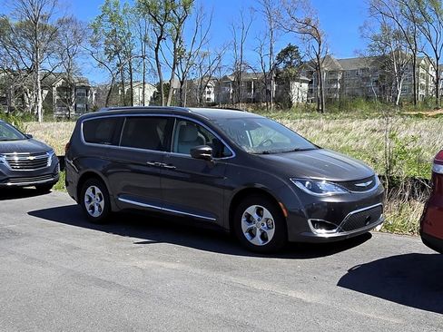 Used 2017 Chrysler Pacifica Touring-L Plus w/ Advanced Safetytec Group FWD image 1