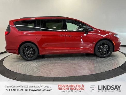 New 2026 Chrysler Pacifica Limited w/ S Appearance Package image 3