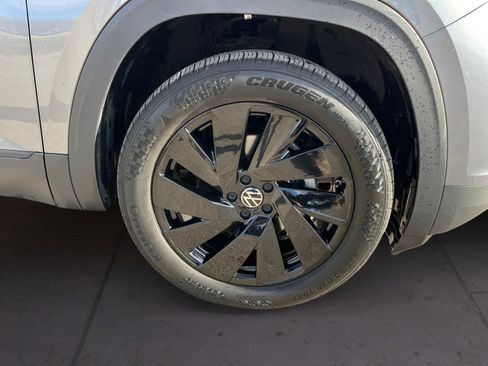 Certified 2025 Volkswagen Atlas Cross Sport SE w/ Panoramic Sunroof Package image 14