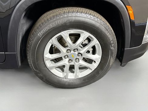 Used 2023 Chevrolet Traverse LS FWD image 32
