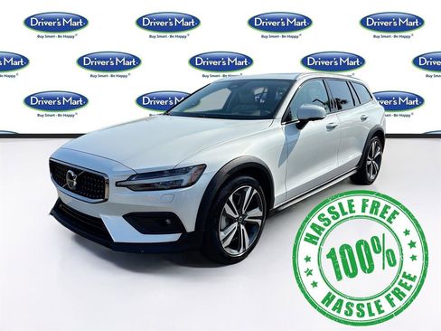 Used 2025 Volvo V60 B5 Cross Country Plus image 3